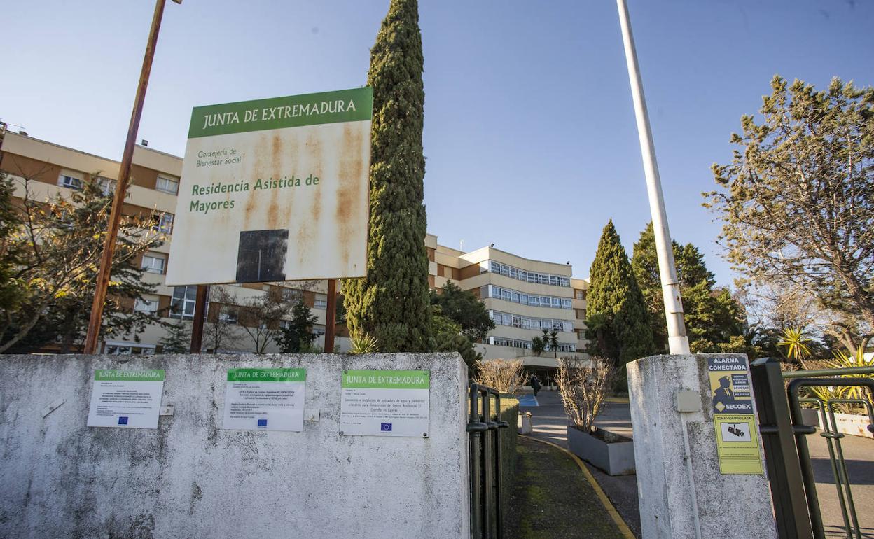 Entrada a la Residencia Asistida de la capital cacereña, en la carretera de Trujillo. 