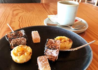 Imagen secundaria 1 - Postres, golosinas con el café y terraza.