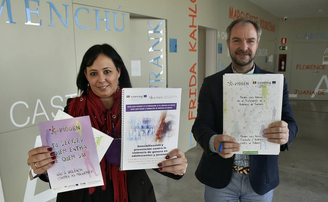 Estela Contreras, directora del Imex, y Juan Pablo Venero, director general de Innovación e Inclusión Educativa, ayer en Badajoz. 