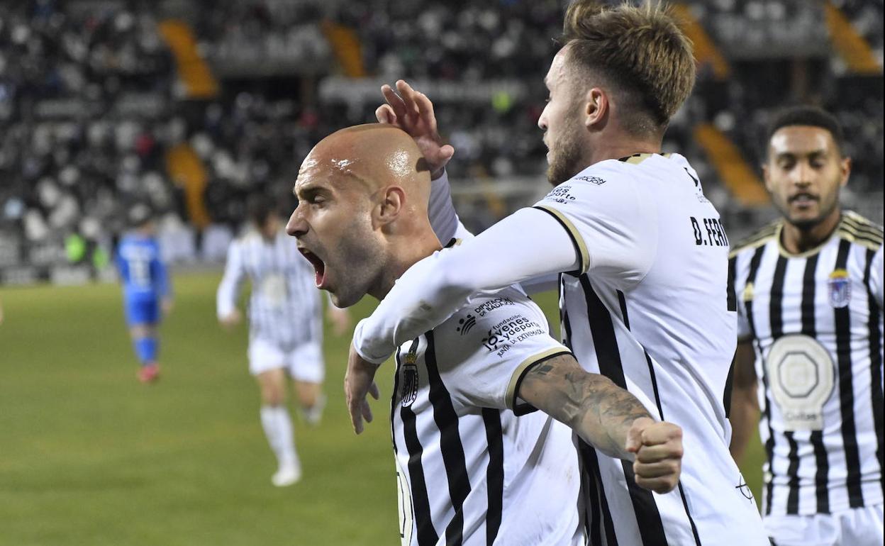 Gorka celebra el gol que abrió el marcador ante el Sanse abrazado por el otro goleador de la noche Dani Fernández. 