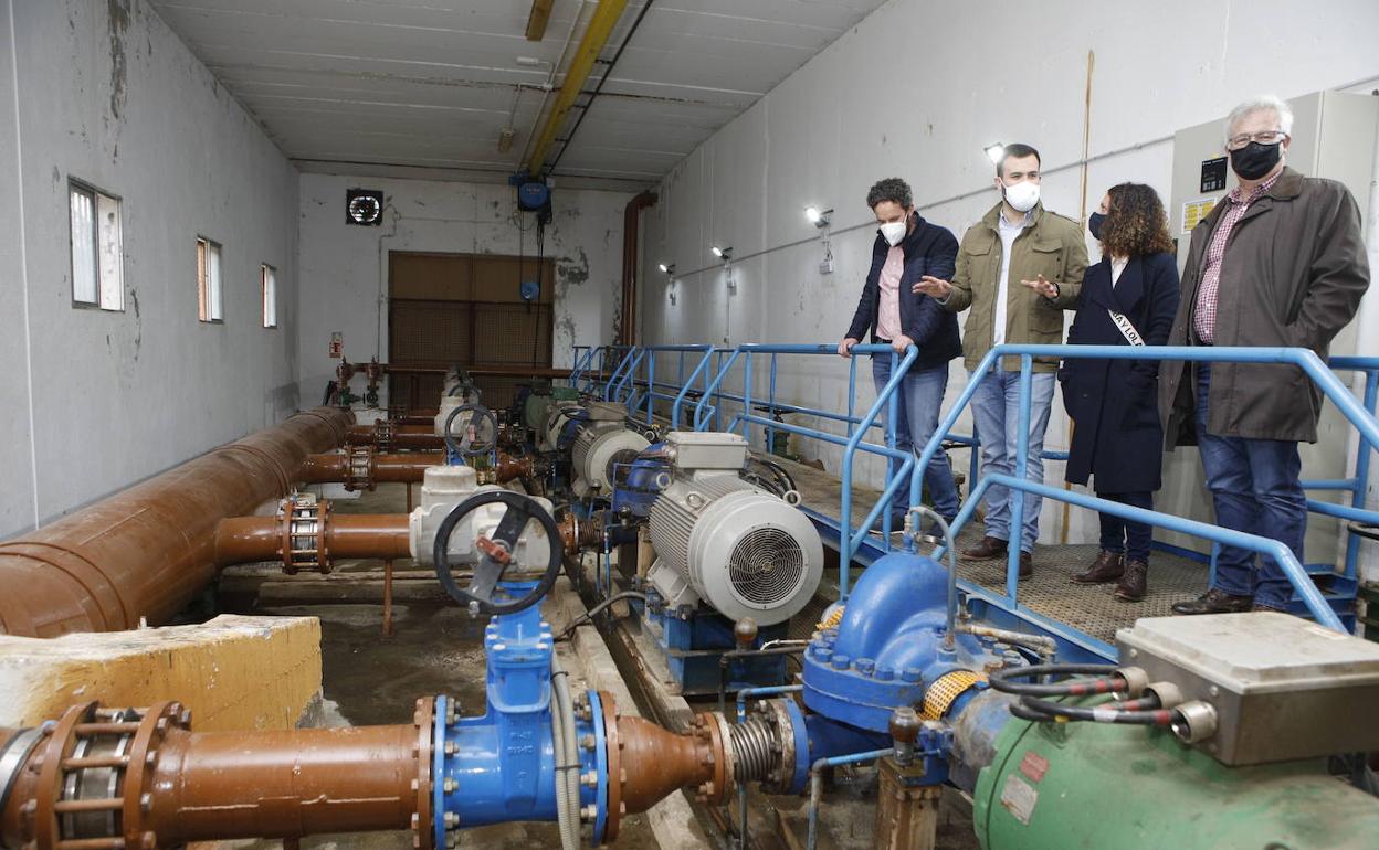 El alcalde, Luis Salaya, durante una visita a las instalaciones del trasvase del Almonte. 