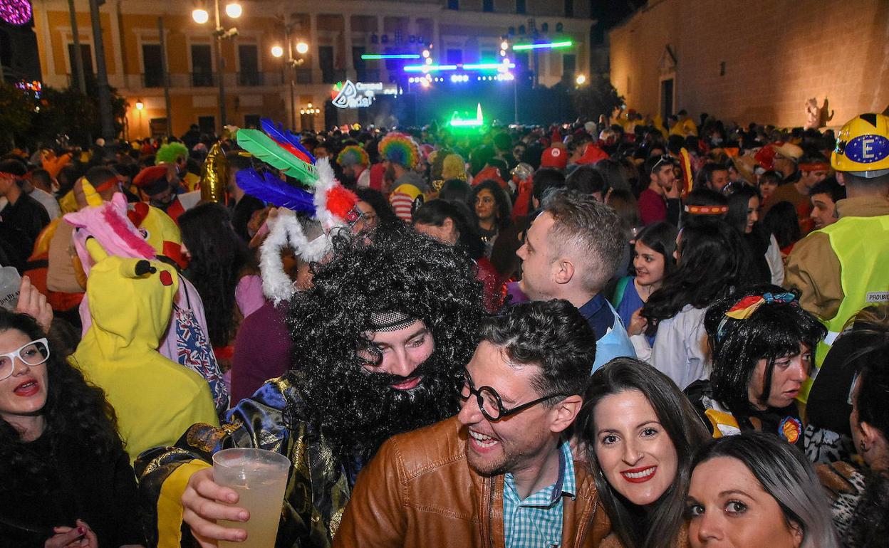 Celebración del Carnaval de Badajoz en la calle con cientos de personas disfrazadas. 