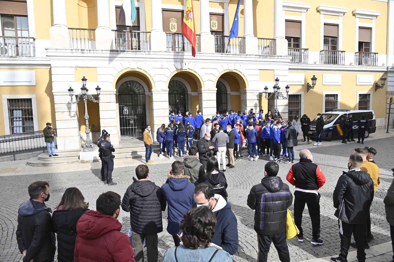 Concentración del CD Badajoz para protestar por las «mentiras» del nuevo grupo inversor 