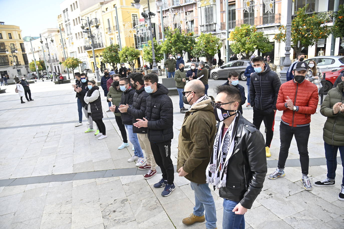 Concentración del CD Badajoz para protestar por las «mentiras» del nuevo grupo inversor 