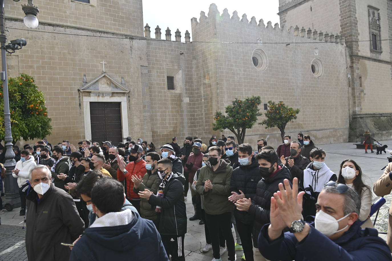 Concentración del CD Badajoz para protestar por las «mentiras» del nuevo grupo inversor 