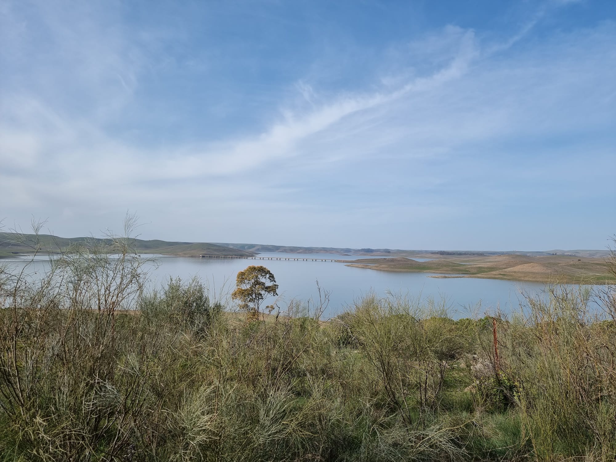 Vistas del embalse de La Serena y uno de los puentes elegidos para el rodaje de los anuncios de vehículos. 