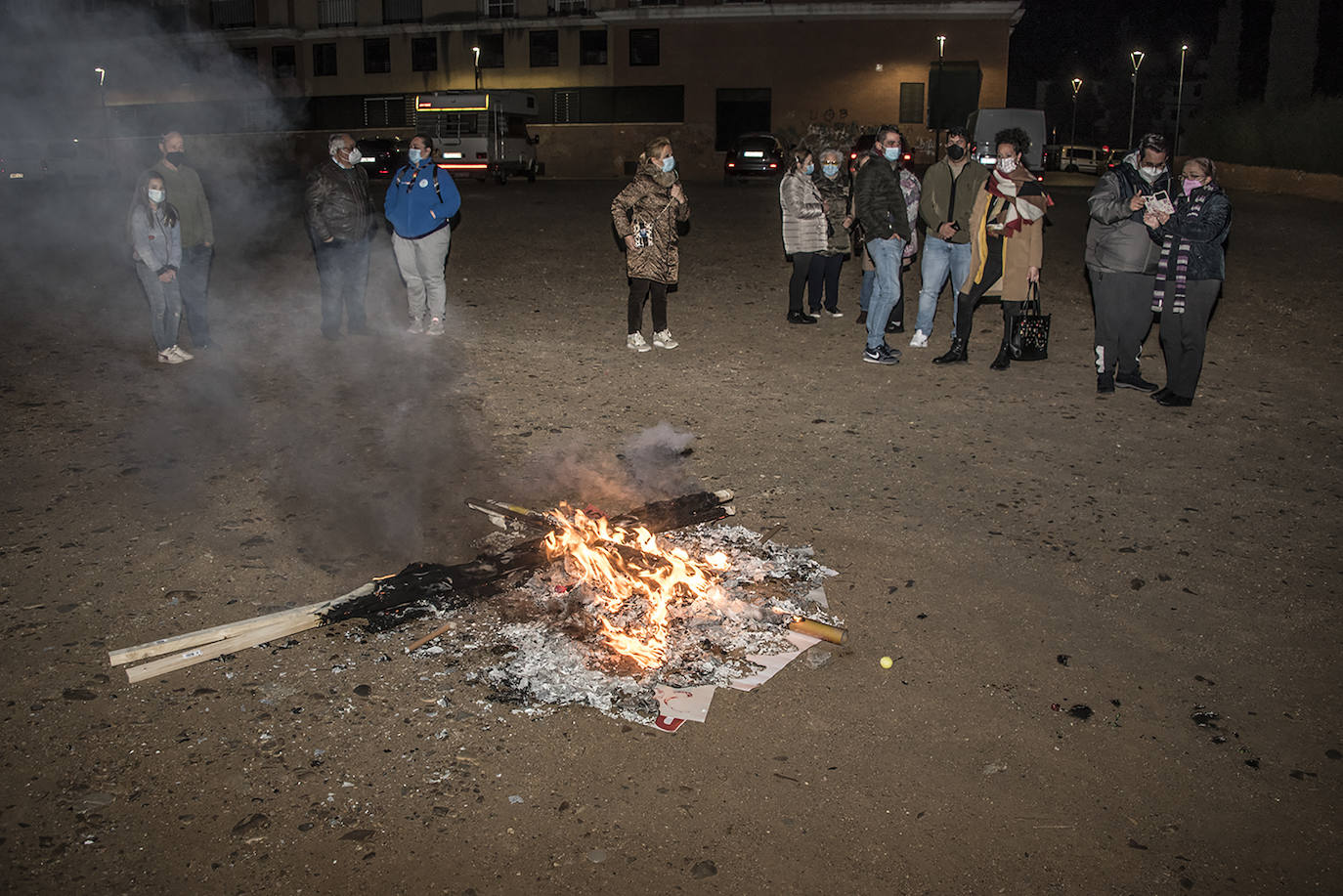Fotos: Las Candelas de la Margen Derecha de Badajoz, de nuevo sin público