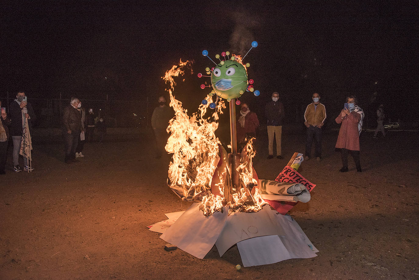 Fotos: Las Candelas de la Margen Derecha de Badajoz, de nuevo sin público