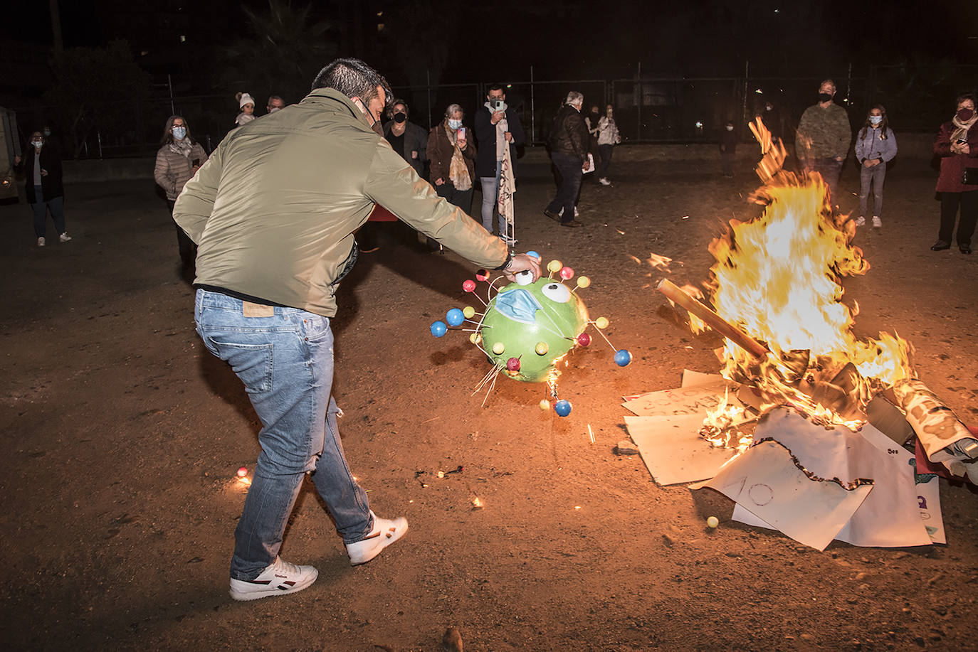 Fotos: Las Candelas de la Margen Derecha de Badajoz, de nuevo sin público