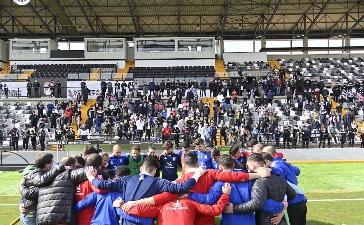 Jugadores y cuerpo técnico hacen piña en agradecimiento a la afición. 