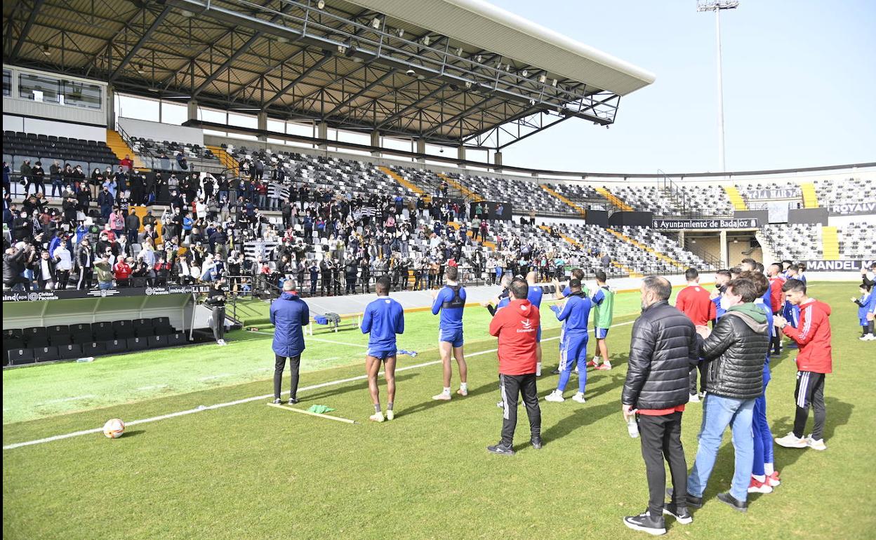 Los aficionados del Badajoz mostraron su apoyo a los jugadores en el entrenamiento del domingo. 