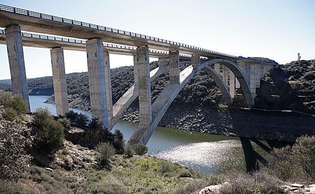 Zona del río Almonte, cerca del viaducto de la autovía, en la que se realizan los trabajos y se perfila el nuevo bombeo de agua hasta Cáceres. 