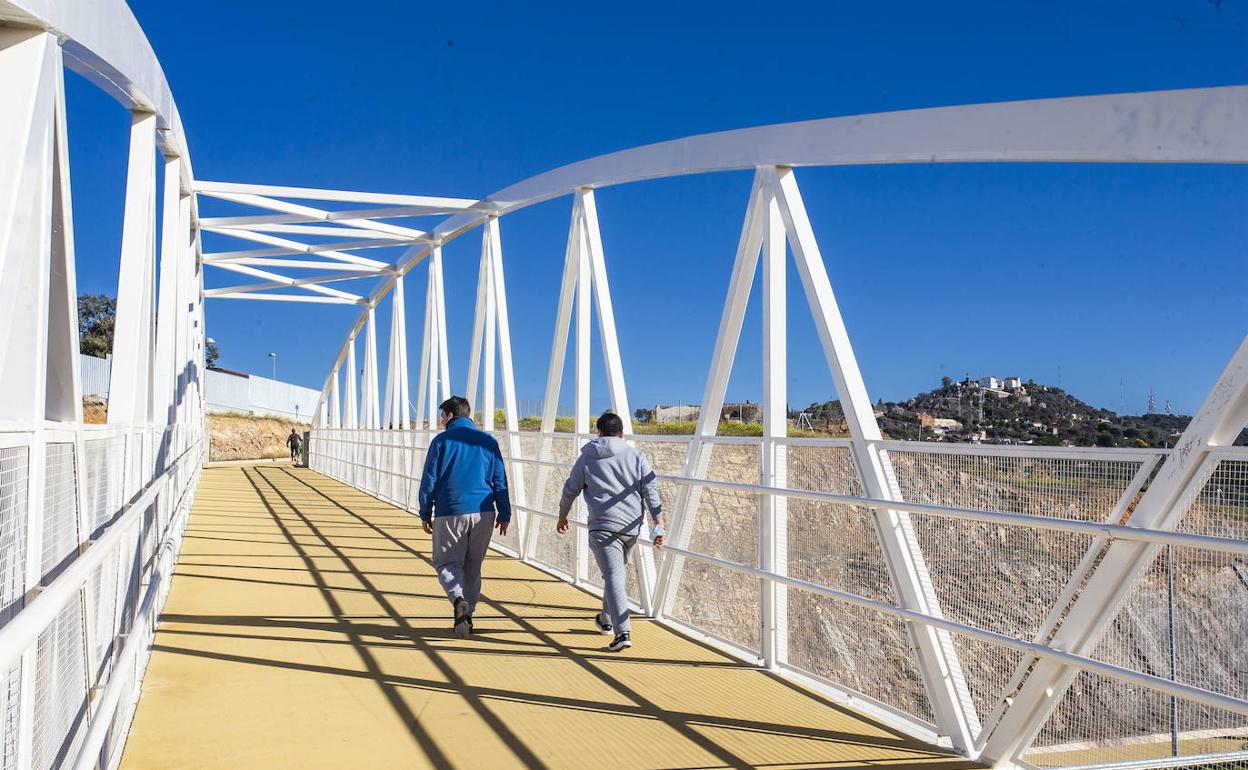 Pasarela de la Ronda Sureste, con el Santuario al fondo. 