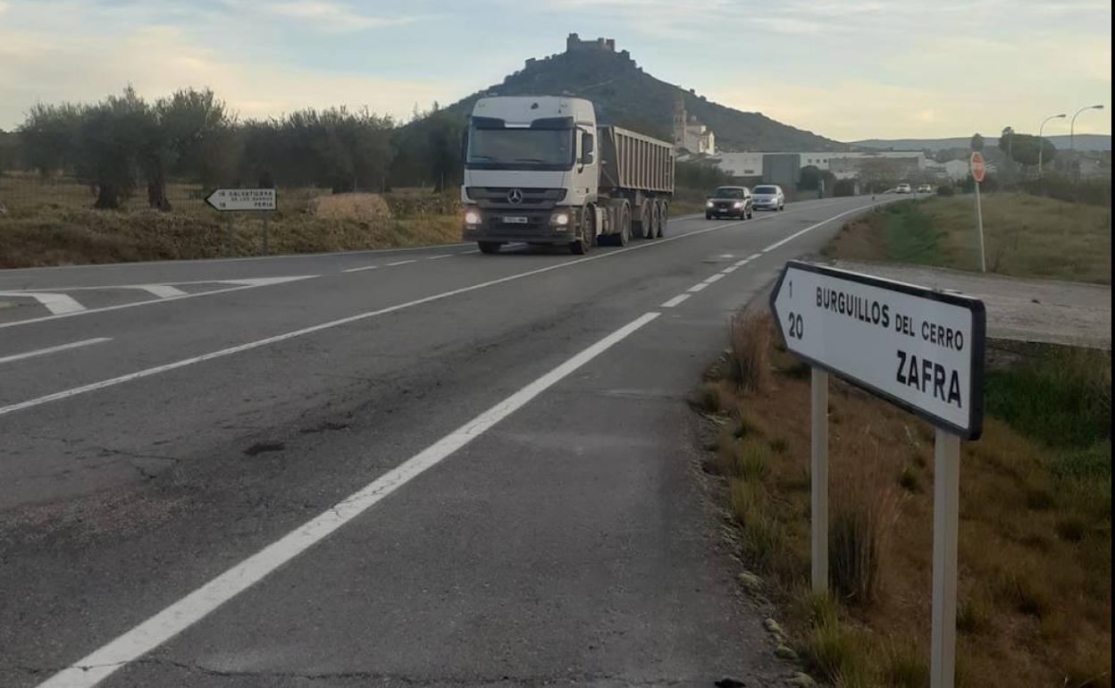 Un camión y dos vehículos circulando por la carretera EX-112 en Burguillos, entre Zafra y Jerez. 