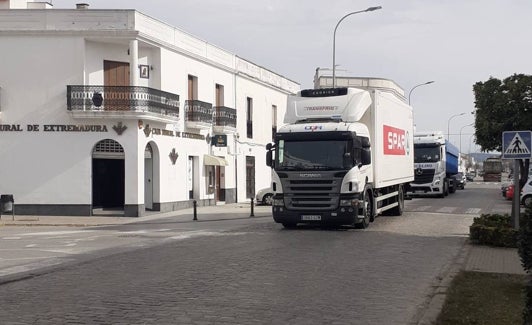 Tráfico pesado circulando por la travesía de Burguillos, algo habitual y que genera peligrosidad. 