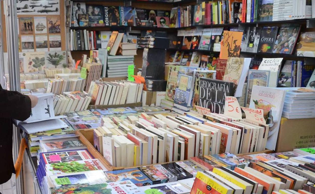 El Paseo de San Francisco acoge hasta el 20 de febrero la Feria del Libro Antiguo y de Ocasión