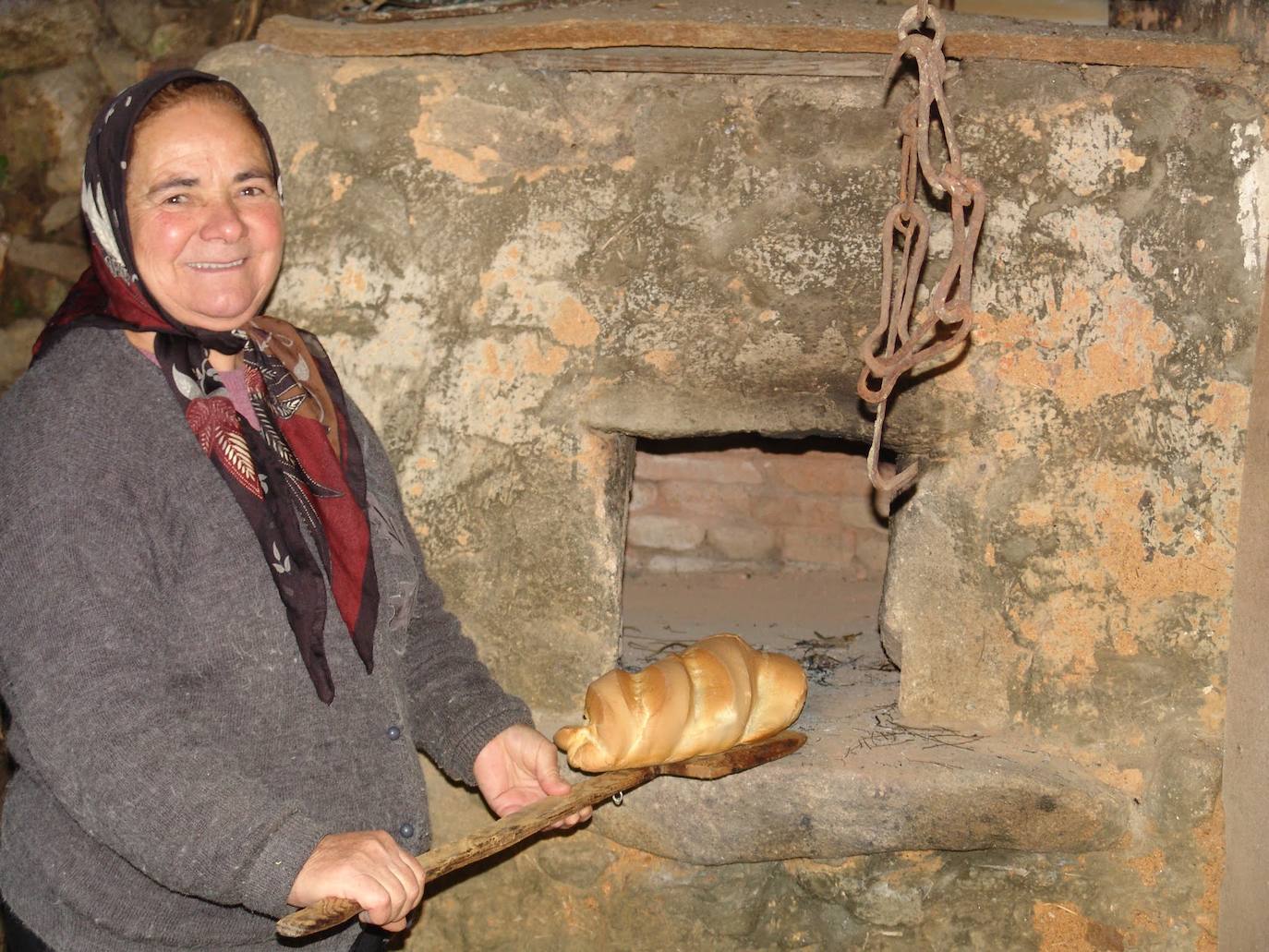 María Rodríguez en el horno de su huerto. 