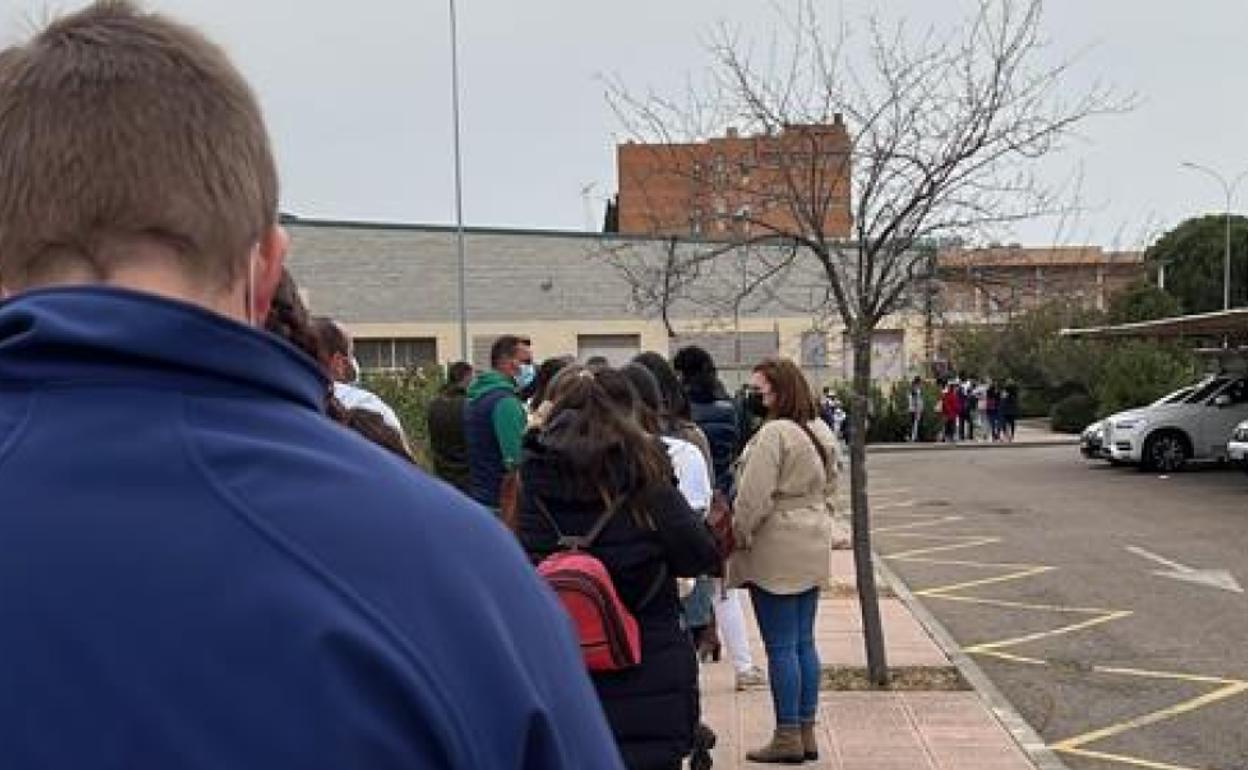 Cola el pasado viernes para vacunarse en el campus de la UEx en Badajoz. 