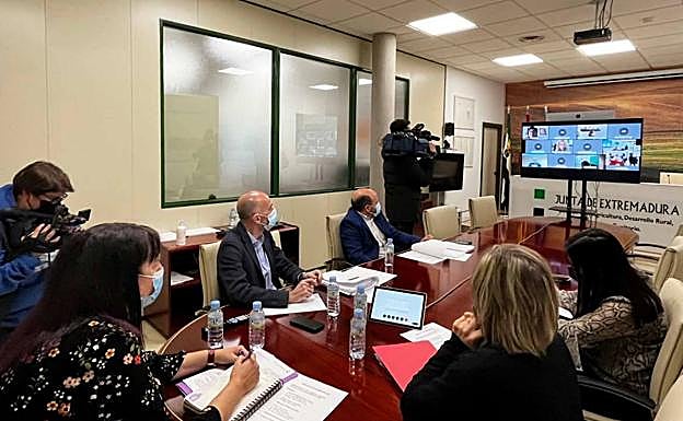 La consejera de Agricultura, Begoña García Bernal, primera por la izquierda, esta mañana en Mérida durante la reunión del Consejo Asesor Agrario. 