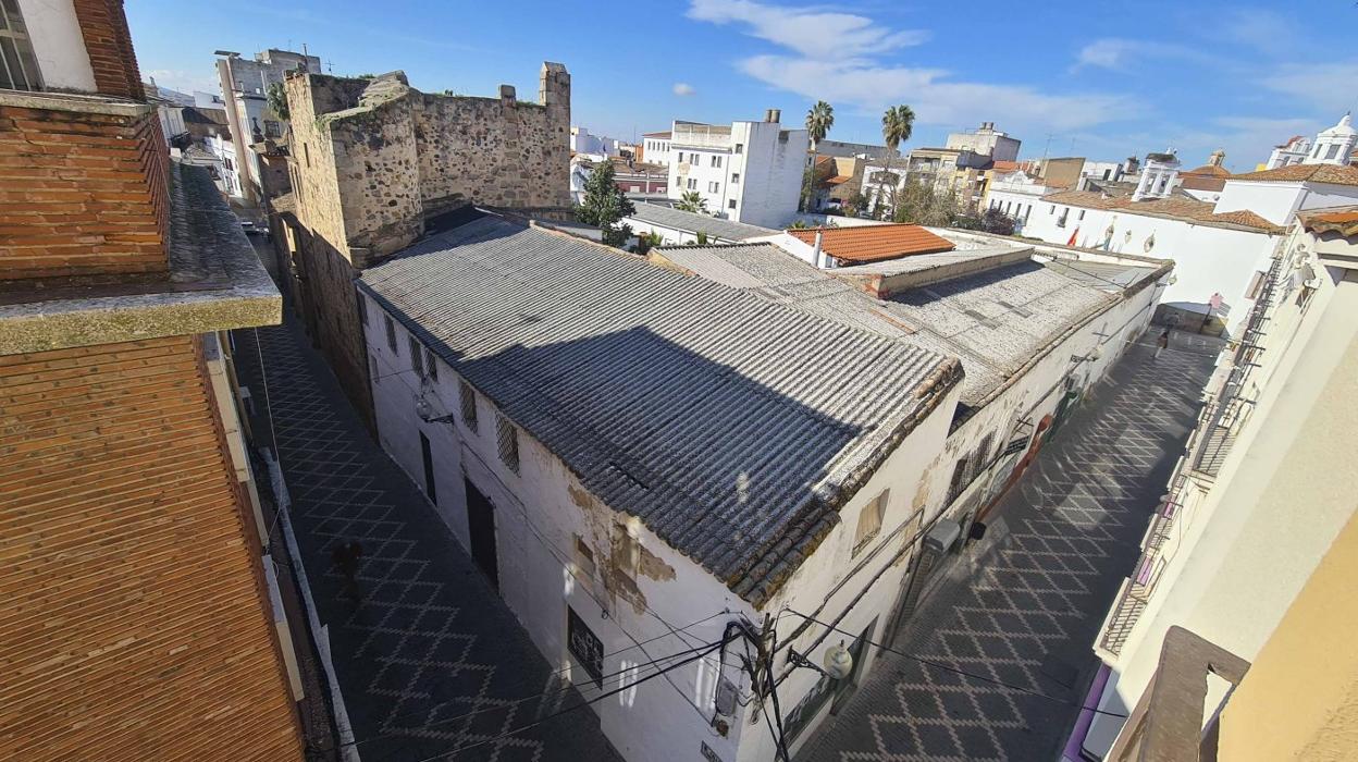 Parte de los muros que se van a derribar junto a la iglesia del antiguo convento. 