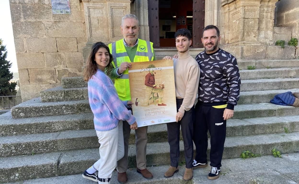 De izquierda a derecha, Ariadna Pereira, actriz, Juan Carlos Rincón, presidente del Banco de Alimentos de Cáceres, Alberto Madruga, actor, y Carles Farinós, director de 'Entre rimas'.