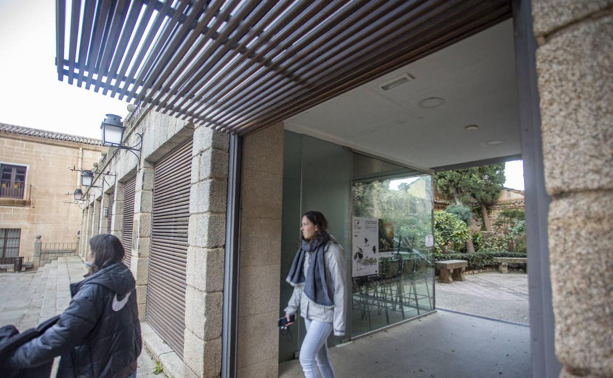 Acceso al Jardín de Ulloa, donde se encuentra la cafetería que gestiona la Fundación Mercedes Calles.