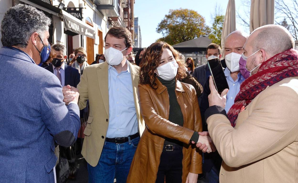 El candidato del PP a la presidencia de la Junta de Castilla y León. Alfonso Fernández Mañueco y la presidenta de la Comunidad de Madrid, Isabel Díaz Ayuso, antes de participar en una comida-mitin.