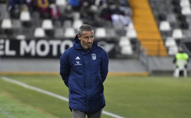 El Badajoz cesa al entrenador y al director deportivo