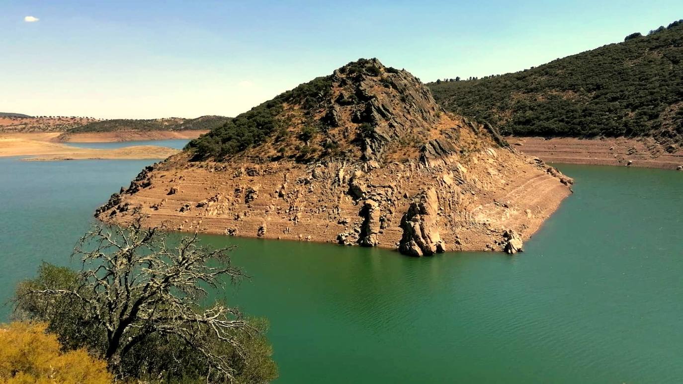 Embalse del Cijara desde el entorno de Helechosa de los Montes