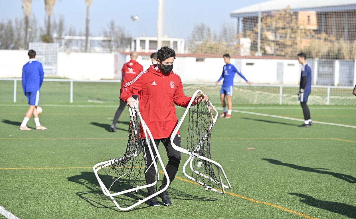 Isaac Jové dirigió su primera sesión de entrenamiento como nuevo entrenador del Badajoz. 