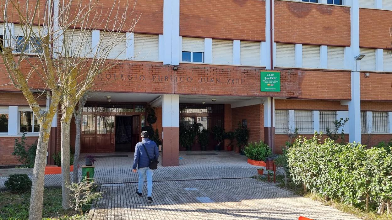 Entrada principal del colegio público Juan XXIII de San Juan. 