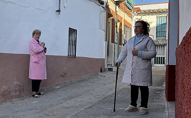 Raquel Oliva y Ángela Bravo charla en una calle de El Gordo, este miércoles. 