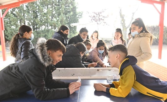 Niños se divierten en el recreo del Manuel Pacheco de Badajoz, algunos con mascarillas y otros sin ella, este jueves. 