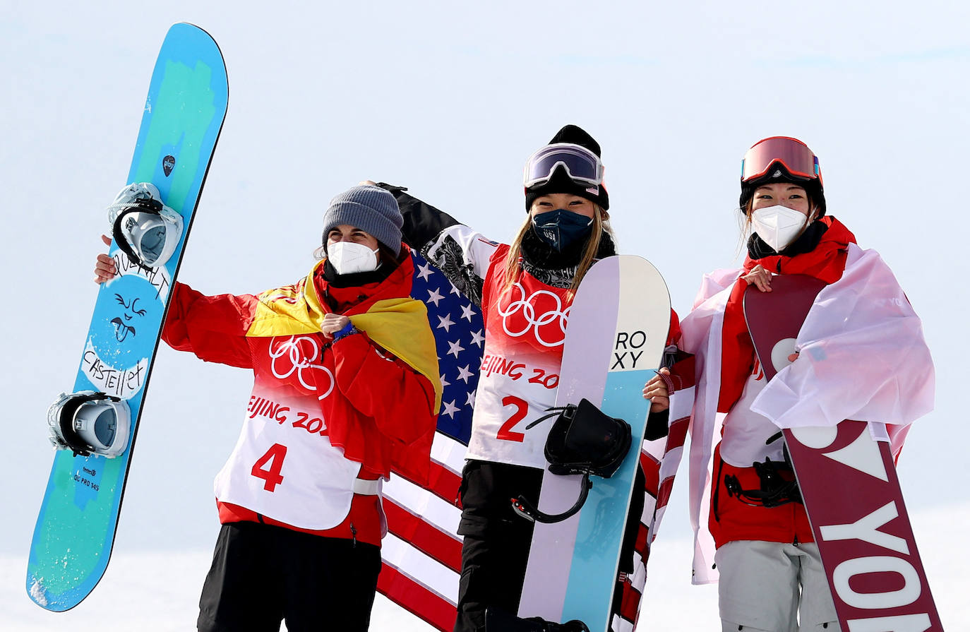 Queralt Castellet, a la izquierda, en el podio junto a la campeona olímpica, la estadounidense Chloe Kim, y la medallista de bronce, la japonesa Tomita Sena. 