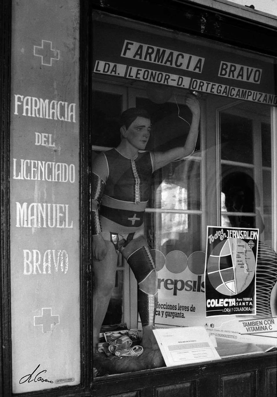 El famoso maniquí de la Farmacia Bravo en la Plaza Mayor de Cáceres.