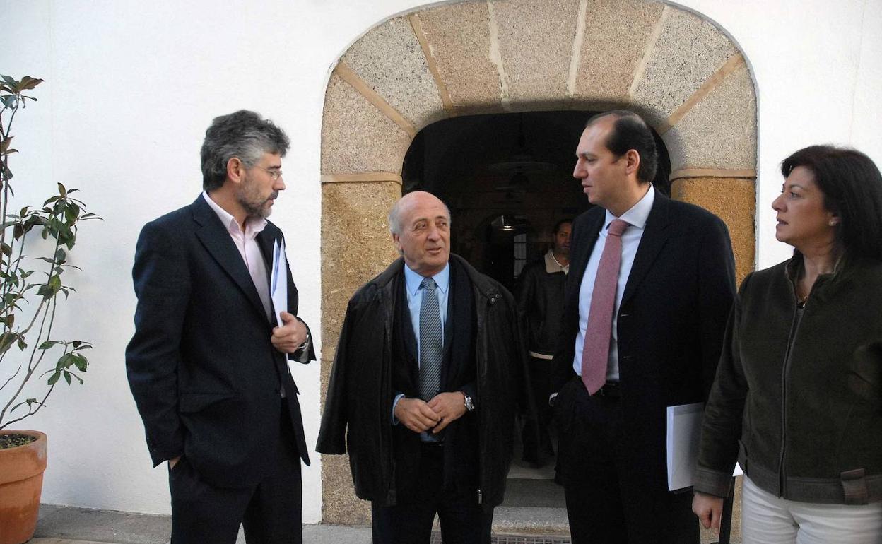 José María Gea, entre el socialista Valentín García (a su derecha) y el popular Luis Alfonso Hernández Carrón, en una foto del año 2012.