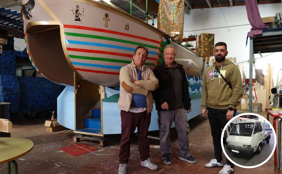 El artefacto de Trimoto para este Carnaval. Han convertido su furgoneta en un barco egipcio. 
