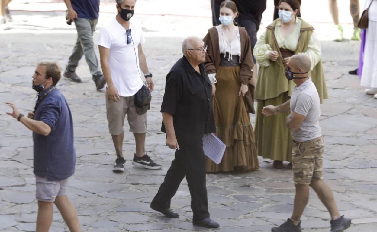 El productor José Luis Moreno durante la grabación de la serie sobre San Francisco Asís en Cáceres