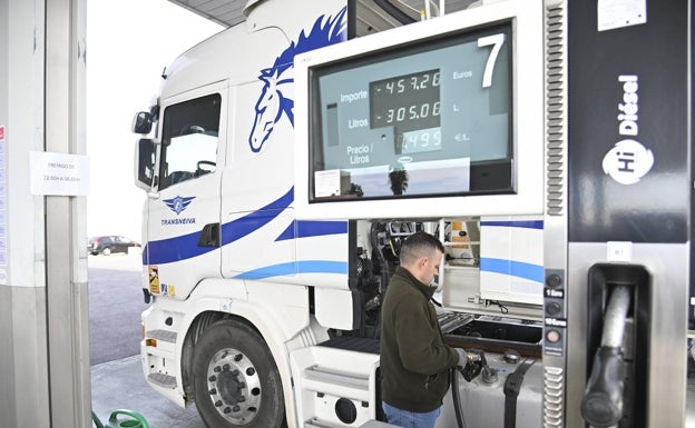 Un camionero luso reposta en el polígono El Nevero de Badajoz, donde el precio es más barato que en Portugal. 