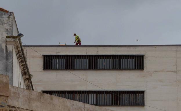 Momentos previos al derribo del 'cubo' de Biblioteconomía, en Badajoz. 