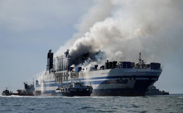 Incendio del ferri en las costas de Corfú.