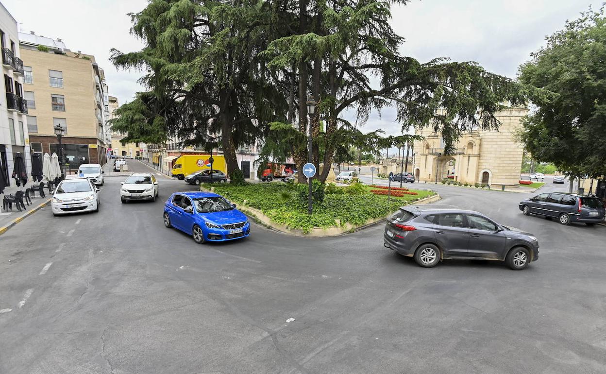 Entorno de la Puerta de Palmas, que el Ayuntamiento va a rehabilitar con calles sin bordillos y reordenación de tráfico. 