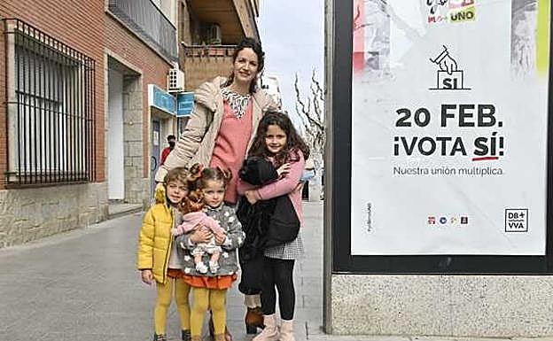 María San Martín con sus tres hijos, María, Blanca y Adrián