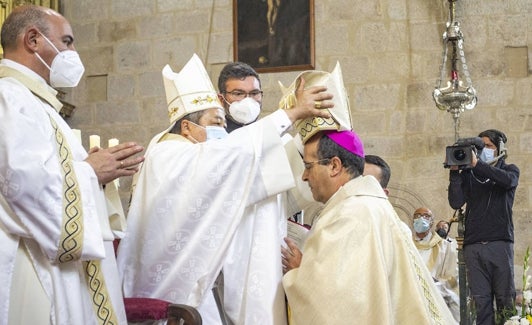 Momento en el que el nuncio del Papa impone la mitra al nuevo obispo .