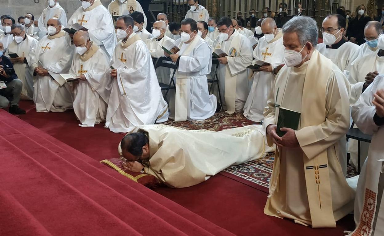 Jesús Pulido, en el suelo, durante un momento de la ceremonia. 