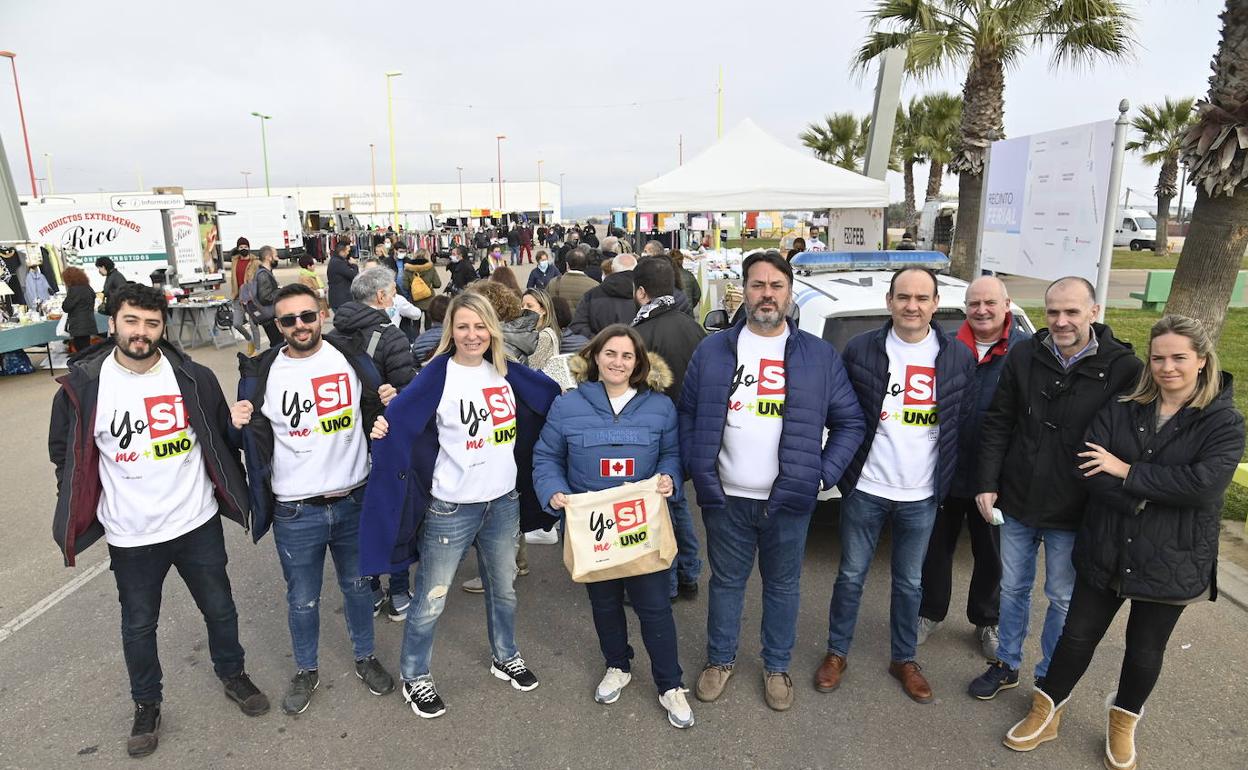 Concejales esta mañana en el mercadillo de Villanueva de la Serena con parte del 'merchandising' favorable a la unión 
