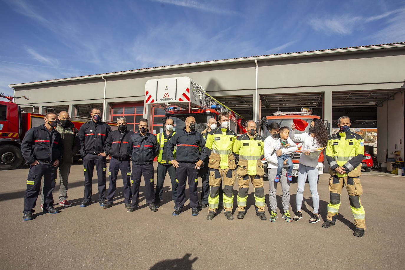 Los bomberos, solidarios con el niño Luis. 