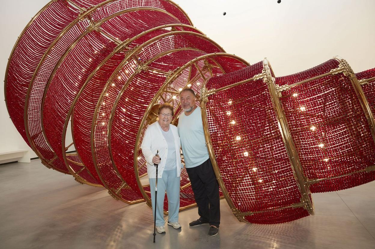 Helga de Alvear posa con Ai Weiwei junto a 'Descending light', obra de este artista y disidente chino. 