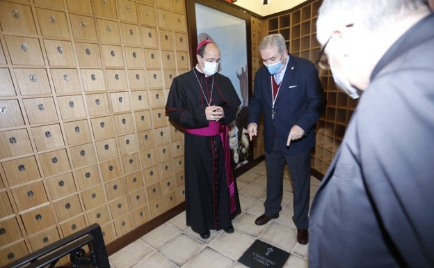 El mayordomo de la cofradía muestra al obispo el columbario habilitado en el Santuario. 