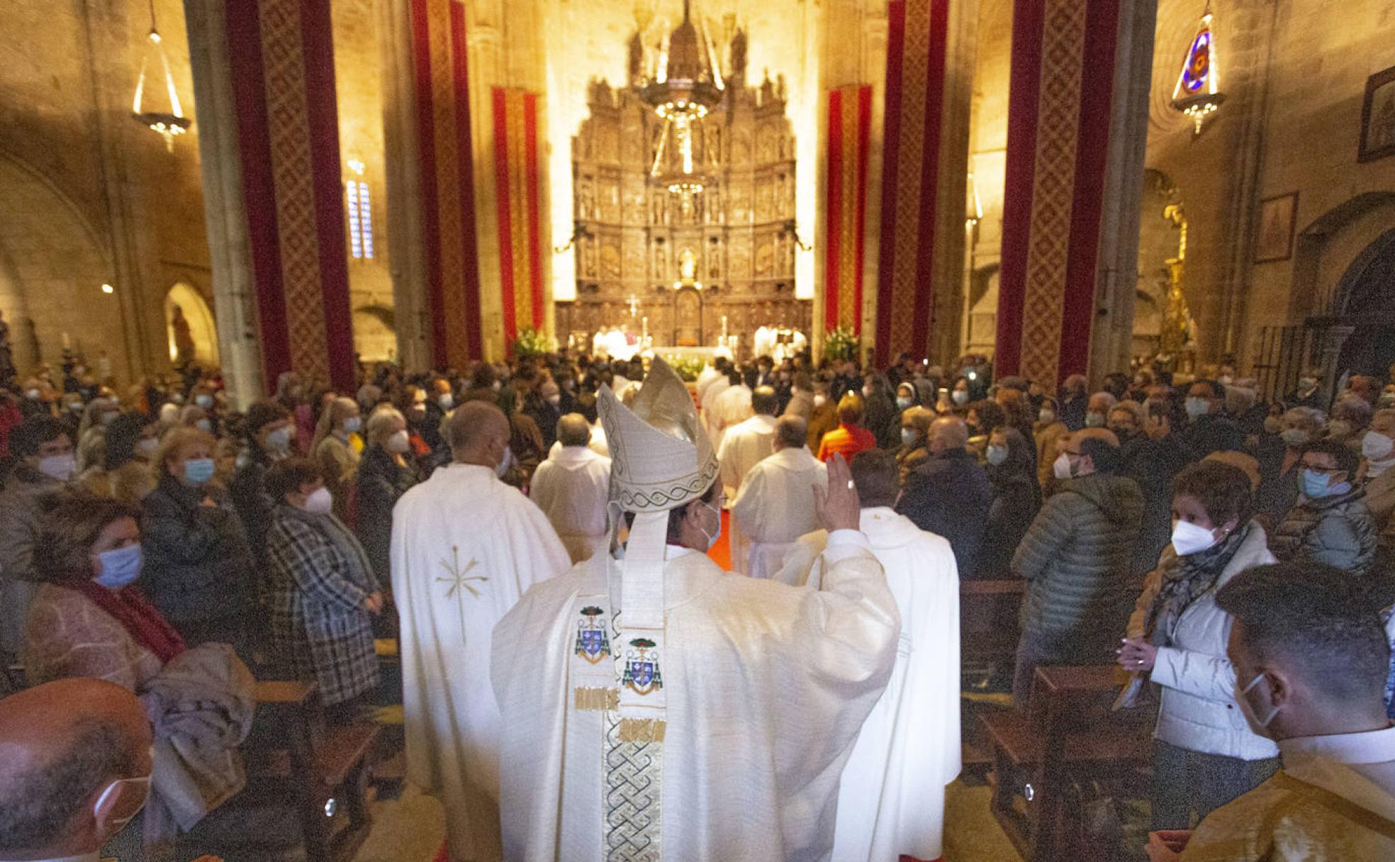 El obispo, de espaldas, bendice a los asistentes a su entrada en la Concatedral de Santa María. 